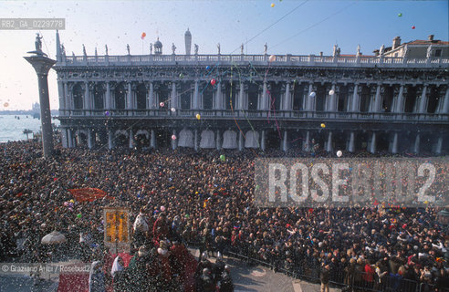 Caption: Localizzazione:..VENEZIA / S. MARCO..Oggetto:..Soggetto:..CARNEVALE IN PIAZZA SAN MARCO FOLLA..Cronologia: ....Definizione Culturale:..   Autore: ....   Stile:....   Editori/Stampatori:..   Committenza:..Materia e Tecnica:....Collocazione:..Note:....Riproduzione Fotografica:..Graziano Arici/Rosebud2 .Copyright:..Graziano Arici/Rosebud2 .Data:..2001..Costo:..A