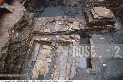 Localizzazione:..VENEZIA / S. POLO..Oggetto:..Soggetto:..SCAVI E RITROVAMENTI ARCHEOLOGICI NELLA CHIESA DI S. STIN (AGOSTINO) / IX SEC.- XVII SEC. TOMBE MURA E FONDAMENTA ..ARCHEOLOGIA..Cronologia: ....Definizione Culturale:..   Autore: ..   Stile: ..   Editori/Stampatori:..   Committenza:..Materia e Tecnica:..Collocazione:..Note:....Riproduzione Fotografica:..Graziano Arici/Rosebud2 .Copyright:..Graziano Arici/Rosebud2 .Data:..2000..Costo:..A