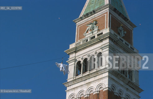Caption: Localizzazione:..VENEZIA / S. MARCO..Oggetto:..Soggetto:..CARNEVALE IN PIAZZA SAN MARCO VOLO DELLA COLOMBINA  VOLO DELLANGELO CAMPANILE..Cronologia: ....Definizione Culturale:..   Autore: ....   Stile:....   Editori/Stampatori:..   Committenza:..Materia e Tecnica:....Collocazione:..Note:....Riproduzione Fotografica:..Graziano Arici/Rosebud2 .Copyright:..Graziano Arici/Rosebud2 .2001..Costo:..A