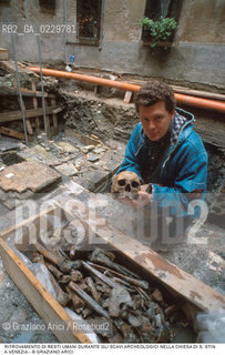 Localizzazione:..VENEZIA / S. POLO..Oggetto:..Soggetto:..SCAVI E RITROVAMENTI ARCHEOLOGICI NELLA CHIESA DI S. STIN (AGOSTINO) / IX SEC.- XVII SEC. TOMBE MURA E FONDAMENTA / RESTI UMANI, TESCHIO OSSA..ARCHEOLOGIA..Cronologia: ....Definizione Culturale:..   Autore: ..   Stile: ..   Editori/Stampatori:..   Committenza:..Materia e Tecnica:..Collocazione:..Note:....Riproduzione Fotografica:..Graziano Arici/Rosebud2 .Copyright:..Graziano Arici/Rosebud2 .Data:..2000..Costo:..A
