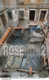 Localizzazione:..VENEZIA / S. POLO..Oggetto:..Soggetto:..SCAVI E RITROVAMENTI ARCHEOLOGICI NELLA CHIESA DI S. STIN (AGOSTINO) / IX SEC.- XVII SEC. TOMBE MURA E FONDAMENTA ..ARCHEOLOGIA..Cronologia: ....Definizione Culturale:..   Autore: ..   Stile: ..   Editori/Stampatori:..   Committenza:..Materia e Tecnica:..Collocazione:..Note:....Riproduzione Fotografica:..Graziano Arici/Rosebud2 .Copyright:..Graziano Arici/Rosebud2 .Data:..2000..Costo:..A