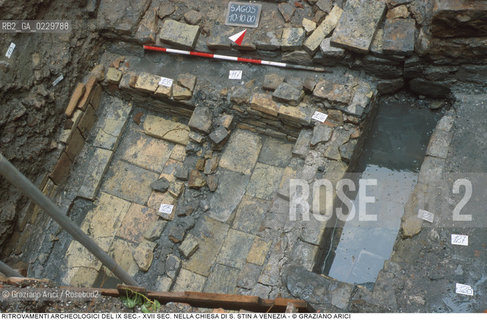 Localizzazione:..VENEZIA / S. POLO..Oggetto:..Soggetto:..SCAVI E RITROVAMENTI ARCHEOLOGICI NELLA CHIESA DI S. STIN (AGOSTINO) / IX SEC.- XVII SEC. TOMBE MURA E FONDAMENTA ..ARCHEOLOGIA..Cronologia: ....Definizione Culturale:..   Autore: ..   Stile: ..   Editori/Stampatori:..   Committenza:..Materia e Tecnica:..Collocazione:..Note:....Riproduzione Fotografica:..Graziano Arici/Rosebud2 .Copyright:..Graziano Arici/Rosebud2 .Data:..2000..Costo:..A