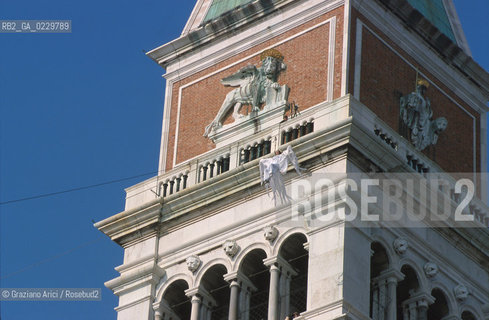 Localizzazione:..VENEZIA / S. MARCO..Oggetto:..Soggetto:..CARNEVALE IN PIAZZA SAN MARCO VOLO DELLA COLOMBINA  VOLO DELLANGELO CAMPANILE..Cronologia: ....Definizione Culturale:..   Autore: ....   Stile:....   Editori/Stampatori:..   Committenza:..Materia e Tecnica:....Collocazione:..Note:....Riproduzione Fotografica:..Graziano Arici/Rosebud2 .Copyright:..Graziano Arici/Rosebud2 .2001..Costo:..A