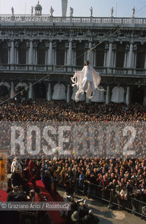 Localizzazione:..VENEZIA / S. MARCO..Oggetto:..Soggetto:..CARNEVALE IN PIAZZA SAN MARCO VOLO DELLA COLOMBINA FOLLA VOLO DELLANGELO..Cronologia: ....Definizione Culturale:..   Autore: ....   Stile:....   Editori/Stampatori:..   Committenza:..Materia e Tecnica:....Collocazione:..Note:....Riproduzione Fotografica:..Graziano Arici/Rosebud2 .Copyright:..Graziano Arici/Rosebud2 .2001..Costo:..A
