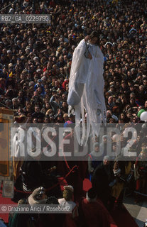 Localizzazione:..VENEZIA / S. MARCO..Oggetto:..Soggetto:..CARNEVALE IN PIAZZA SAN MARCO VOLO DELLA COLOMBINA FOLLA VOLO DELLANGELO..Cronologia: ....Definizione Culturale:..   Autore: ....   Stile:....   Editori/Stampatori:..   Committenza:..Materia e Tecnica:....Collocazione:..Note:....Riproduzione Fotografica:..Graziano Arici/Rosebud2 .Copyright:..Graziano Arici/Rosebud2 .2001..Costo:..A