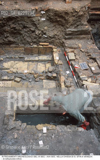 Localizzazione:..VENEZIA / S. POLO..Oggetto:..Soggetto:..SCAVI ARCHEOLOGICI NELLA CHIESA DI S. STIN (AGOSTINO) / RITROVAMENTI DEL IX SEC.- XVII SEC. / TOMBE MURA E FONDAMENTA ..ARCHEOLOGIA..Cronologia: ....Definizione Culturale:..   Autore: ..   Stile: ..   Editori/Stampatori:..   Committenza:..Materia e Tecnica:..Collocazione:..Note:....Riproduzione Fotografica:..Graziano Arici/Rosebud2 .Copyright:..Graziano Arici/Rosebud2 .Data:..2000..Costo:..A