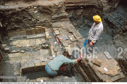 Localizzazione:..VENEZIA / S. POLO..Oggetto:..Soggetto:..SCAVI ARCHEOLOGICI NELLA CHIESA DI S. STIN (AGOSTINO) / RITROVAMENTI DEL IX SEC.- XVII SEC. / TOMBE MURA E FONDAMENTA ..ARCHEOLOGIA..Cronologia: ....Definizione Culturale:..   Autore: ..   Stile: ..   Editori/Stampatori:..   Committenza:..Materia e Tecnica:..Collocazione:..Note:....Riproduzione Fotografica:..Graziano Arici/Rosebud2 .Copyright:..Graziano Arici/Rosebud2 .Data:..2000..Costo:..A