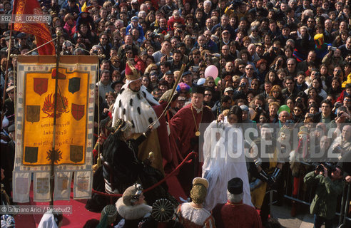 Localizzazione:..VENEZIA / S. MARCO..Oggetto:..Soggetto:..CARNEVALE IN PIAZZA SAN MARCO VOLO DELLA COLOMBINA FOLLA VOLO DELLANGELO..Cronologia: ....Definizione Culturale:..   Autore: ....   Stile:....   Editori/Stampatori:..   Committenza:..Materia e Tecnica:....Collocazione:..Note:....Riproduzione Fotografica:..Graziano Arici/Rosebud2 .Copyright:..Graziano Arici/Rosebud2 .2001..Costo:..A