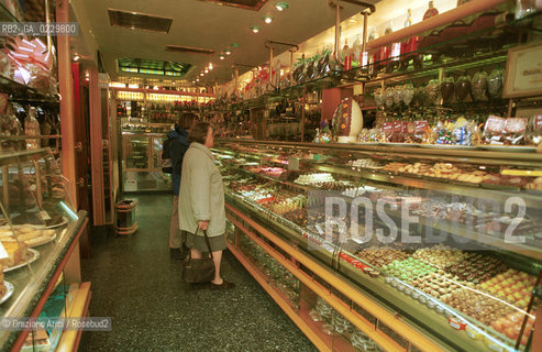 Caption: Localizzazione:..VENEZIA / S.MARCO..Oggetto:..Soggetto:..PASTICCERIA MARCHINI..Cronologia: ....Definizione Culturale:..   Autore:....   Stile:..   Editori/Stampatori:..   Committenza:..Materia e Tecnica:....Collocazione:..Note:..BAR CAFFE OSTERIE..Riproduzione Fotografica:..Copyright:..Graziano Arici/Rosebud2 .Data:..2001..Costo:..A