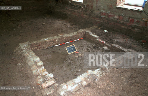 Localizzazione:..VENEZIA / S.CROCE..Oggetto:..Soggetto:..EX-MAGAZZINI PARISI / Scavi archeologici nell’area . Ritrovamento di antichi laboratori di tintoria..ARCHEOLOGIA..Cronologia:..XVIII sec...Definizione Culturale:..   Autore: ..   Stile: ..   Editori/Stampatori:..   Committenza:..Materia e Tecnica:..Collocazione:..Note:..ARCHEO2..Riproduzione Fotografica:..Copyright:..Graziano Arici/Rosebud2 .Data:..2001..Costo:..A