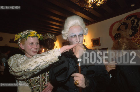 Caption: Localizzazione:..VENEZIA..Oggetto:..Soggetto:..FESTA DI CARNEVALE IN UN PALAZZO..Cronologia: ..Definizione Culturale:..   Autore: ..   Stile: ..   Editori/Stampatori:..   Committenza:..Materia e Tecnica:..Collocazione:..Note:..FESTE..Riproduzione Fotografica:..Copyright:..Graziano Arici/Rosebud2 .Data:..2001..Costo:..A