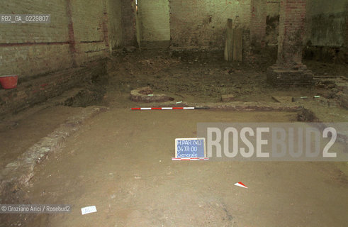 Localizzazione:..VENEZIA / S.CROCE..Oggetto:..Soggetto:..EX-MAGAZZINI PARISI / Scavi archeologici nell’area . Ritrovamento di antichi laboratori di tintoria..ARCHEOLOGIA..Cronologia:..XVIII sec...Definizione Culturale:..   Autore: ..   Stile: ..   Editori/Stampatori:..   Committenza:..Materia e Tecnica:..Collocazione:..Note:..ARCHEO2..Riproduzione Fotografica:..Copyright:..Graziano Arici/Rosebud2 .Data:..2001..Costo:..A