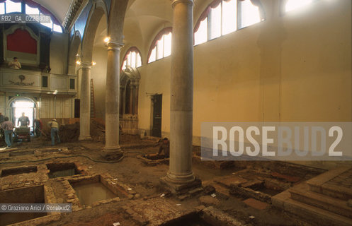 Localizzazione:..VENEZIA / S. MARCO..Oggetto:..Soggetto:..SCAVI ESEGUITI NELLA CHIESA DI S.SAMUELE..ARCHEOLOGIA..Cronologia: ..TOMBE DEL XVI SEC., PAVUMENTI DELLE PRECEDENTI CHIESE DEL XV E XIV SEC...Definizione Culturale:..   Autore: ..   Stile: ..   Editori/Stampatori:..   Committenza:..Materia e Tecnica:..Collocazione:..Note:....Riproduzione Fotografica:..Graziano Arici/Rosebud2 .Copyright:..Graziano Arici/Rosebud2 .Data:..aprile 2001..Costo:..A