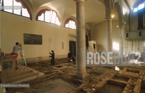 Localizzazione:..VENEZIA / S. MARCO..Oggetto:..Soggetto:..SCAVI ESEGUITI NELLA CHIESA DI S.SAMUELE..ARCHEOLOGIA..Cronologia: ..TOMBE DEL XVI SEC., PAVUMENTI DELLE PRECEDENTI CHIESE DEL XV E XIV SEC...Definizione Culturale:..   Autore: ..   Stile: ..   Editori/Stampatori:..   Committenza:..Materia e Tecnica:..Collocazione:..Note:....Riproduzione Fotografica:..Graziano Arici/Rosebud2 .Copyright:..Graziano Arici/Rosebud2 .Data:..aprile 2001..Costo:..A