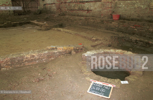 Localizzazione:..VENEZIA / S.CROCE..Oggetto:..Soggetto:..EX-MAGAZZINI PARISI / Scavi archeologici nell’area . Ritrovamento di antichi laboratori di tintoria..ARCHEOLOGIA..Cronologia:..XVIII sec...Definizione Culturale:..   Autore: ..   Stile: ..   Editori/Stampatori:..   Committenza:..Materia e Tecnica:..Collocazione:..Note:..ARCHEO2..Riproduzione Fotografica:..Copyright:..Graziano Arici/Rosebud2 .Data:..2001..Costo:..A