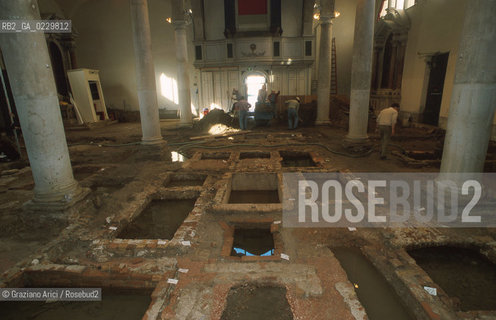 Localizzazione:..VENEZIA / S. MARCO..Oggetto:..Soggetto:..SCAVI ESEGUITI NELLA CHIESA DI S.SAMUELE..ARCHEOLOGIA..Cronologia: ..TOMBE DEL XVI SEC., PAVUMENTI DELLE PRECEDENTI CHIESE DEL XV E XIV SEC...Definizione Culturale:..   Autore: ..   Stile: ..   Editori/Stampatori:..   Committenza:..Materia e Tecnica:..Collocazione:..Note:....Riproduzione Fotografica:..Graziano Arici/Rosebud2 .Copyright:..Graziano Arici/Rosebud2 .Data:..aprile 2001..Costo:..A