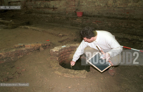 Localizzazione:..VENEZIA / S.CROCE..Oggetto:..Soggetto:..EX-MAGAZZINI PARISI / Scavi archeologici nell’area . Ritrovamento di antichi laboratori di tintoria / POZZO..ARCHEOLOGIA..Cronologia:..XVIII sec...Definizione Culturale:..   Autore: ..   Stile: ..   Editori/Stampatori:..   Committenza:..Materia e Tecnica:..Collocazione:..Note:..ARCHEO2..Riproduzione Fotografica:..Copyright:..Graziano Arici/Rosebud2 .Data:..2001..Costo:..A