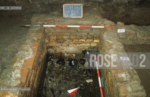 Localizzazione:..VENEZIA / S. MARCO..Oggetto:..Soggetto:..SCAVI ESEGUITI NELLA CHIESA DI S.SAMUELE..ARCHEOLOGIA..Cronologia: ..TOMBE DEL XVI SEC., PAVUMENTI DELLE PRECEDENTI CHIESE DEL XV E XIV SEC...Definizione Culturale:..   Autore: ..   Stile: ..   Editori/Stampatori:..   Committenza:..Materia e Tecnica:..Collocazione:..Note:....Riproduzione Fotografica:..Graziano Arici/Rosebud2 .Copyright:..Graziano Arici/Rosebud2 .Data:..aprile 2001..Costo:..A