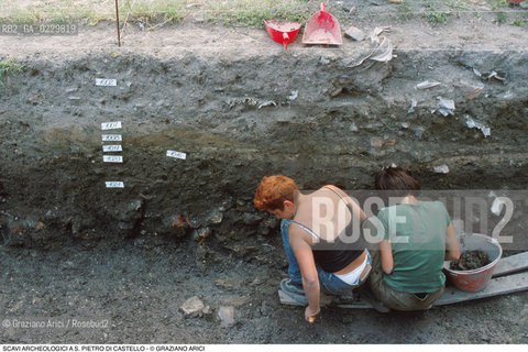 Caption:  Localizzazione:..VENEZIA / S. PIETRO DI CASTELLO..Oggetto:..Soggetto:..SCAVI ARCHEOLOGICI A S. PIETRO DI CASTELLO..ARCHEOLOGIA..Cronologia: ....Definizione Culturale:..   Autore: ..   Stile: ..   Editori/Stampatori:..   Committenza:..Materia e Tecnica:..Collocazione:..Note:....Riproduzione Fotografica:..Graziano Arici/Rosebud2 .Copyright:..Graziano Arici/Rosebud2 .Data:..2000