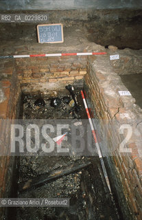 Localizzazione:..VENEZIA / S. MARCO..Oggetto:..Soggetto:..SCAVI ESEGUITI NELLA CHIESA DI S.SAMUELE..ARCHEOLOGIA..Cronologia: ..TOMBE DEL XVI SEC., PAVUMENTI DELLE PRECEDENTI CHIESE DEL XV E XIV SEC...Definizione Culturale:..   Autore: ..   Stile: ..   Editori/Stampatori:..   Committenza:..Materia e Tecnica:..Collocazione:..Note:....Riproduzione Fotografica:..Graziano Arici/Rosebud2 .Copyright:..Graziano Arici/Rosebud2 .Data:..aprile 2001..Costo:..A..