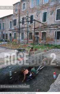 Caption:  Localizzazione:..VENEZIA / S. PIETRO DI CASTELLO..Oggetto:..Soggetto:..SCAVI ARCHEOLOGICI A S. PIETRO DI CASTELLO..ARCHEOLOGIA..Cronologia: ....Definizione Culturale:..   Autore: ..   Stile: ..   Editori/Stampatori:..   Committenza:..Materia e Tecnica:..Collocazione:..Note:....Riproduzione Fotografica:..Graziano Arici/Rosebud2 .Copyright:..Graziano Arici/Rosebud2 .Data:..2000