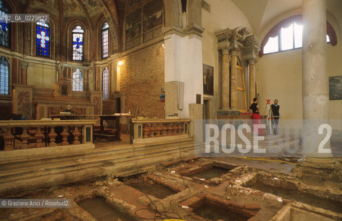 Localizzazione:..VENEZIA / S. MARCO..Oggetto:..Soggetto:..SCAVI ESEGUITI NELLA CHIESA DI S.SAMUELE..ARCHEOLOGIA..Cronologia: ..TOMBE DEL XVI SEC., PAVUMENTI DELLE PRECEDENTI CHIESE DEL XV E XIV SEC...Definizione Culturale:..   Autore: ..   Stile: ..   Editori/Stampatori:..   Committenza:..Materia e Tecnica:..Collocazione:..Note:....Riproduzione Fotografica:..Graziano Arici/Rosebud2 .Copyright:..Graziano Arici/Rosebud2 .Data:..aprile 2001..Costo:..A