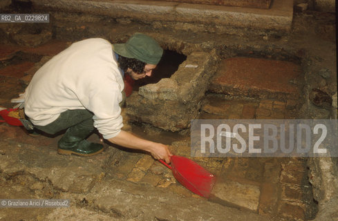 Localizzazione:..VENEZIA / S. MARCO..Oggetto:..Soggetto:..SCAVI ESEGUITI NELLA CHIESA DI S.SAMUELE..ARCHEOLOGIA..Cronologia: ..TOMBE DEL XVI SEC., PAVUMENTI DELLE PRECEDENTI CHIESE DEL XV E XIV SEC...Definizione Culturale:..   Autore: ..   Stile: ..   Editori/Stampatori:..   Committenza:..Materia e Tecnica:..Collocazione:..Note:....Riproduzione Fotografica:..Graziano Arici/Rosebud2 .Copyright:..Graziano Arici/Rosebud2 .Data:..aprile 2001..Costo:..A..