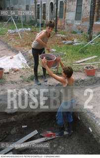 Caption:  Localizzazione:..VENEZIA / S. PIETRO DI CASTELLO..Oggetto:..Soggetto:..SCAVI ARCHEOLOGICI A S. PIETRO DI CASTELLO..ARCHEOLOGIA..Cronologia: ....Definizione Culturale:..   Autore: ..   Stile: ..   Editori/Stampatori:..   Committenza:..Materia e Tecnica:..Collocazione:..Note:....Riproduzione Fotografica:..Graziano Arici/Rosebud2 .Copyright:..Graziano Arici/Rosebud2 .Data:..2000