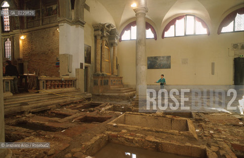 Localizzazione:..VENEZIA / S. MARCO..Oggetto:..Soggetto:..SCAVI ESEGUITI NELLA CHIESA DI S.SAMUELE..ARCHEOLOGIA..Cronologia: ..TOMBE DEL XVI SEC., PAVUMENTI DELLE PRECEDENTI CHIESE DEL XV E XIV SEC...Definizione Culturale:..   Autore: ..   Stile: ..   Editori/Stampatori:..   Committenza:..Materia e Tecnica:..Collocazione:..Note:....Riproduzione Fotografica:..Graziano Arici/Rosebud2 .Copyright:..Graziano Arici/Rosebud2 .Data:..aprile 2001..Costo:..A