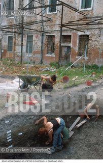 Caption:  Localizzazione:..VENEZIA / S. PIETRO DI CASTELLO..Oggetto:..Soggetto:..SCAVI ARCHEOLOGICI A S. PIETRO DI CASTELLO..ARCHEOLOGIA..Cronologia: ....Definizione Culturale:..   Autore: ..   Stile: ..   Editori/Stampatori:..   Committenza:..Materia e Tecnica:..Collocazione:..Note:....Riproduzione Fotografica:..Graziano Arici/Rosebud2 .Copyright:..Graziano Arici/Rosebud2 .Data:..2000