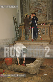 Localizzazione:..VENEZIA / S. MARCO..Oggetto:..Soggetto:..SCAVI ESEGUITI NELLA CHIESA DI S.SAMUELE..ARCHEOLOGIA..Cronologia: ..TOMBE DEL XVI SEC., PAVUMENTI DELLE PRECEDENTI CHIESE DEL XV E XIV SEC...Definizione Culturale:..   Autore: ..   Stile: ..   Editori/Stampatori:..   Committenza:..Materia e Tecnica:..Collocazione:..Note:....Riproduzione Fotografica:..Graziano Arici/Rosebud2 .Copyright:..Graziano Arici/Rosebud2 .Data:..aprile 2001..Costo:..A