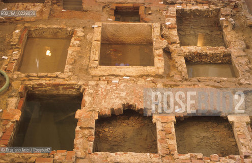 Localizzazione:..VENEZIA / S. MARCO..Oggetto:..Soggetto:..SCAVI ESEGUITI NELLA CHIESA DI S.SAMUELE..ARCHEOLOGIA..Cronologia: ..TOMBE DEL XVI SEC., PAVUMENTI DELLE PRECEDENTI CHIESE DEL XV E XIV SEC...Definizione Culturale:..   Autore: ..   Stile: ..   Editori/Stampatori:..   Committenza:..Materia e Tecnica:..Collocazione:..Note:....Riproduzione Fotografica:..Graziano Arici/Rosebud2 .Copyright:..Graziano Arici/Rosebud2 .Data:..aprile 2001..Costo:..A