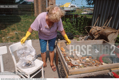 Caption:  Localizzazione:..VENEZIA / S. PIETRO DI CASTELLO..Oggetto:..Soggetto:..SCAVI ARCHEOLOGICI A S. PIETRO DI CASTELLO..ARCHEOLOGIA..Cronologia: ....Definizione Culturale:..   Autore: ..   Stile: ..   Editori/Stampatori:..   Committenza:..Materia e Tecnica:..Collocazione:..Note:....Riproduzione Fotografica:..Graziano Arici/Rosebud2 .Copyright:..Graziano Arici/Rosebud2 .Data:..2000