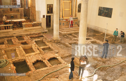 Localizzazione:..VENEZIA / S. MARCO..Oggetto:..Soggetto:..SCAVI ESEGUITI NELLA CHIESA DI S.SAMUELE..ARCHEOLOGIA..Cronologia: ..TOMBE DEL XVI SEC., PAVUMENTI DELLE PRECEDENTI CHIESE DEL XV E XIV SEC...Definizione Culturale:..   Autore: ..   Stile: ..   Editori/Stampatori:..   Committenza:..Materia e Tecnica:..Collocazione:..Note:....Riproduzione Fotografica:..Graziano Arici/Rosebud2 .Copyright:..Graziano Arici/Rosebud2 .Data:..aprile 2001..Costo:..A..