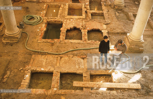 Localizzazione:..VENEZIA / S. MARCO..Oggetto:..Soggetto:..SCAVI ESEGUITI NELLA CHIESA DI S.SAMUELE..ARCHEOLOGIA..Cronologia: ..TOMBE DEL XVI SEC., PAVUMENTI DELLE PRECEDENTI CHIESE DEL XV E XIV SEC...Definizione Culturale:..   Autore: ..   Stile: ..   Editori/Stampatori:..   Committenza:..Materia e Tecnica:..Collocazione:..Note:....Riproduzione Fotografica:..Graziano Arici/Rosebud2 .Copyright:..Graziano Arici/Rosebud2 .Data:..aprile 2001..Costo:..A