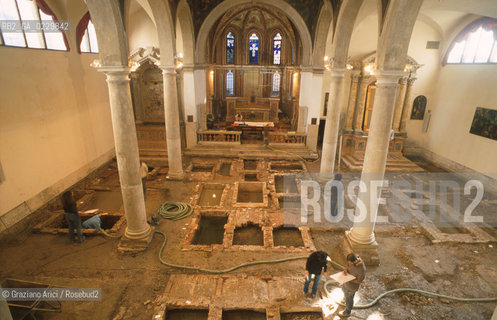 Localizzazione:..VENEZIA / S. MARCO..Oggetto:..Soggetto:..SCAVI ESEGUITI NELLA CHIESA DI S.SAMUELE..ARCHEOLOGIA..Cronologia: ..TOMBE DEL XVI SEC., PAVUMENTI DELLE PRECEDENTI CHIESE DEL XV E XIV SEC...Definizione Culturale:..   Autore: ..   Stile: ..   Editori/Stampatori:..   Committenza:..Materia e Tecnica:..Collocazione:..Note:....Riproduzione Fotografica:..Graziano Arici/Rosebud2 .Copyright:..Graziano Arici/Rosebud2 .Data:..aprile 2001..Costo:..A