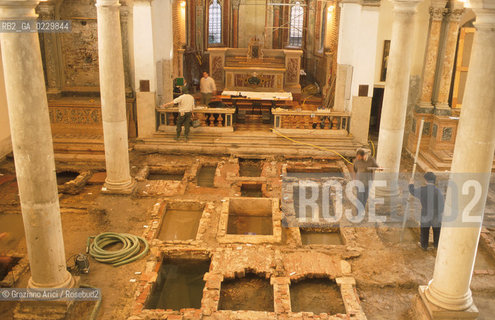 Localizzazione:..VENEZIA / S. MARCO..Oggetto:..Soggetto:..SCAVI ESEGUITI NELLA CHIESA DI S.SAMUELE..ARCHEOLOGIA..Cronologia: ..TOMBE DEL XVI SEC., PAVUMENTI DELLE PRECEDENTI CHIESE DEL XV E XIV SEC...Definizione Culturale:..   Autore: ..   Stile: ..   Editori/Stampatori:..   Committenza:..Materia e Tecnica:..Collocazione:..Note:....Riproduzione Fotografica:..Graziano Arici/Rosebud2 .Copyright:..Graziano Arici/Rosebud2 .Data:..aprile 2001..Costo:..A