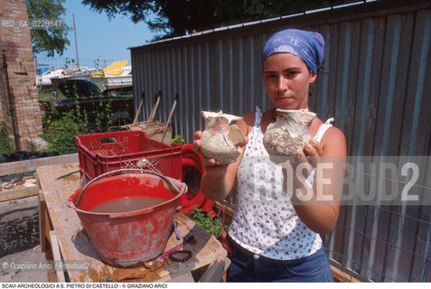Caption:  Localizzazione:..VENEZIA / S. PIETRO DI CASTELLO..Oggetto:..Soggetto:..SCAVI ARCHEOLOGICI A S. PIETRO DI CASTELLO..ARCHEOLOGIA..Cronologia: ....Definizione Culturale:..   Autore: ..   Stile: ..   Editori/Stampatori:..   Committenza:..Materia e Tecnica:..Collocazione:..Note:....Riproduzione Fotografica:..Graziano Arici/Rosebud2 .Copyright:..Graziano Arici/Rosebud2 .Data:..2000