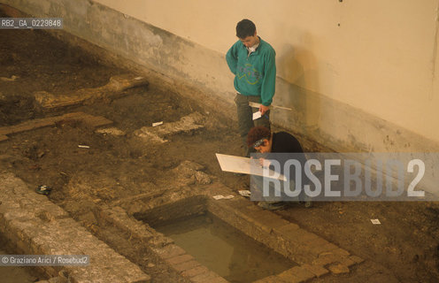 Localizzazione:..VENEZIA / S. MARCO..Oggetto:..Soggetto:..SCAVI ESEGUITI NELLA CHIESA DI S.SAMUELE..ARCHEOLOGIA..Cronologia: ..TOMBE DEL XVI SEC., PAVUMENTI DELLE PRECEDENTI CHIESE DEL XV E XIV SEC...Definizione Culturale:..   Autore: ..   Stile: ..   Editori/Stampatori:..   Committenza:..Materia e Tecnica:..Collocazione:..Note:....Riproduzione Fotografica:..Graziano Arici/Rosebud2 .Copyright:..Graziano Arici/Rosebud2 .Data:..aprile 2001..Costo:..A