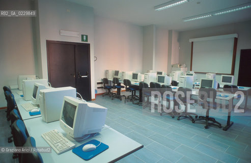 RISTRUTTURAZIONE DEL LICEO SCIENTIFICO STATALE G. B. BENEDETTI / EX CHIESA S. GIUSTINA / SALA INFORMATICA COMPUTERS / 2000 - ©Graziano Arici/Rosebud2