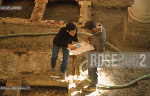 Localizzazione:..VENEZIA / S. MARCO..Oggetto:..Soggetto:..SCAVI ESEGUITI NELLA CHIESA DI S.SAMUELE..ARCHEOLOGIA..Cronologia: ..TOMBE DEL XVI SEC., PAVUMENTI DELLE PRECEDENTI CHIESE DEL XV E XIV SEC...Definizione Culturale:..   Autore: ..   Stile: ..   Editori/Stampatori:..   Committenza:..Materia e Tecnica:..Collocazione:..Note:....Riproduzione Fotografica:..Graziano Arici/Rosebud2 .Copyright:..Graziano Arici/Rosebud2 .Data:..aprile 2001..Costo:..A