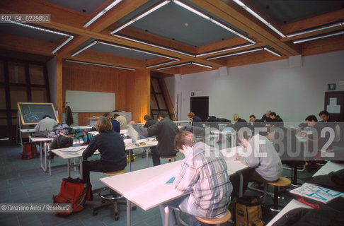 RISTRUTTURAZIONE DEL LICEO SCIENTIFICO STATALE G. B. BENEDETTI / EX CHIESA S. GIUSTINA / AULA, STUDENTI / 2000  - ©Graziano Arici/Rosebud2