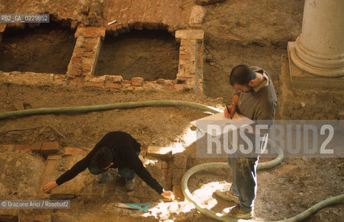 Localizzazione:..VENEZIA / S. MARCO..Oggetto:..Soggetto:..SCAVI ESEGUITI NELLA CHIESA DI S.SAMUELE..ARCHEOLOGIA..Cronologia: ..TOMBE DEL XVI SEC., PAVUMENTI DELLE PRECEDENTI CHIESE DEL XV E XIV SEC...Definizione Culturale:..   Autore: ..   Stile: ..   Editori/Stampatori:..   Committenza:..Materia e Tecnica:..Collocazione:..Note:....Riproduzione Fotografica:..Graziano Arici/Rosebud2 .Copyright:..Graziano Arici/Rosebud2 .Data:..aprile 2001..Costo:..A