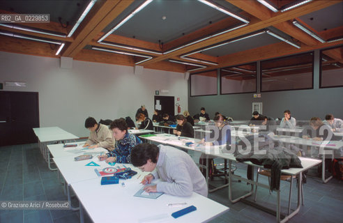 RISTRUTTURAZIONE DEL LICEO SCIENTIFICO STATALE G. B. BENEDETTI / EX CHIESA S. GIUSTINA / AULA, STUDENTI / 2000 - ©Graziano Arici/Rosebud2