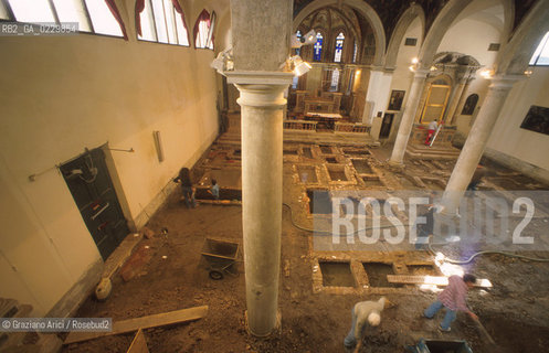 Localizzazione:..VENEZIA / S. MARCO..Oggetto:..Soggetto:..SCAVI ESEGUITI NELLA CHIESA DI S.SAMUELE..ARCHEOLOGIA..Cronologia: ..TOMBE DEL XVI SEC., PAVUMENTI DELLE PRECEDENTI CHIESE DEL XV E XIV SEC...Definizione Culturale:..   Autore: ..   Stile: ..   Editori/Stampatori:..   Committenza:..Materia e Tecnica:..Collocazione:..Note:....Riproduzione Fotografica:..Graziano Arici/Rosebud2 .Copyright:..Graziano Arici/Rosebud2 .Data:..aprile 2001..Costo:..A