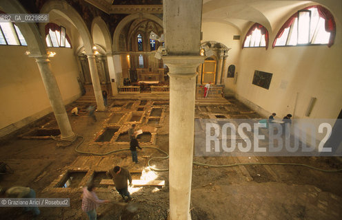 Localizzazione:..VENEZIA / S. MARCO..Oggetto:..Soggetto:..SCAVI ESEGUITI NELLA CHIESA DI S.SAMUELE..ARCHEOLOGIA..Cronologia: ..TOMBE DEL XVI SEC., PAVUMENTI DELLE PRECEDENTI CHIESE DEL XV E XIV SEC...Definizione Culturale:..   Autore: ..   Stile: ..   Editori/Stampatori:..   Committenza:..Materia e Tecnica:..Collocazione:..Note:....Riproduzione Fotografica:..Graziano Arici/Rosebud2 .Copyright:..Graziano Arici/Rosebud2 .Data:..aprile 2001..Costo:..A