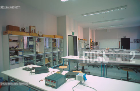 RISTRUTTURAZIONE DEL LICEO SCIENTIFICO STATALE G. B. BENEDETTI / EX CHIESA S. GIUSTINA / LABORATORIO / 2000  - ©Graziano Arici/Rosebud2