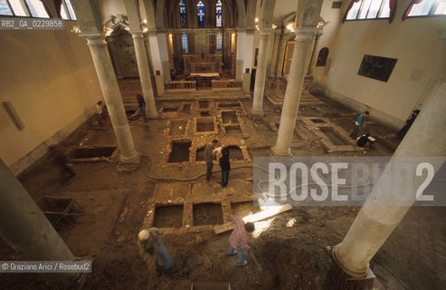 Localizzazione:..VENEZIA / S. MARCO..Oggetto:..Soggetto:..SCAVI ESEGUITI NELLA CHIESA DI S.SAMUELE..ARCHEOLOGIA..Cronologia: ..TOMBE DEL XVI SEC., PAVUMENTI DELLE PRECEDENTI CHIESE DEL XV E XIV SEC...Definizione Culturale:..   Autore: ..   Stile: ..   Editori/Stampatori:..   Committenza:..Materia e Tecnica:..Collocazione:..Note:....Riproduzione Fotografica:..Graziano Arici/Rosebud2 .Copyright:..Graziano Arici/Rosebud2 .Data:..aprile 2001..Costo:..A