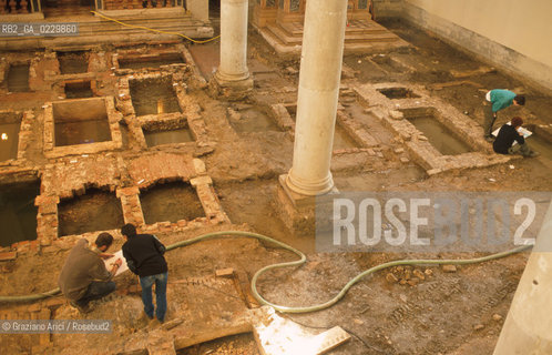 Localizzazione:..VENEZIA / S. MARCO..Oggetto:..Soggetto:..SCAVI ESEGUITI NELLA CHIESA DI S.SAMUELE..ARCHEOLOGIA..Cronologia: ..TOMBE DEL XVI SEC., PAVUMENTI DELLE PRECEDENTI CHIESE DEL XV E XIV SEC...Definizione Culturale:..   Autore: ..   Stile: ..   Editori/Stampatori:..   Committenza:..Materia e Tecnica:..Collocazione:..Note:....Riproduzione Fotografica:..Graziano Arici/Rosebud2 .Copyright:..Graziano Arici/Rosebud2 .Data:..aprile 2001..Costo:..A