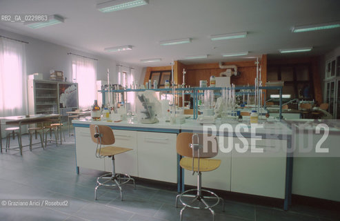 RISTRUTTURAZIONE DEL LICEO SCIENTIFICO STATALE G. B. BENEDETTI / EX CHIESA S. GIUSTINA / LABORATORIO SCIENZE / 2000 - ©Graziano Arici/Rosebud2